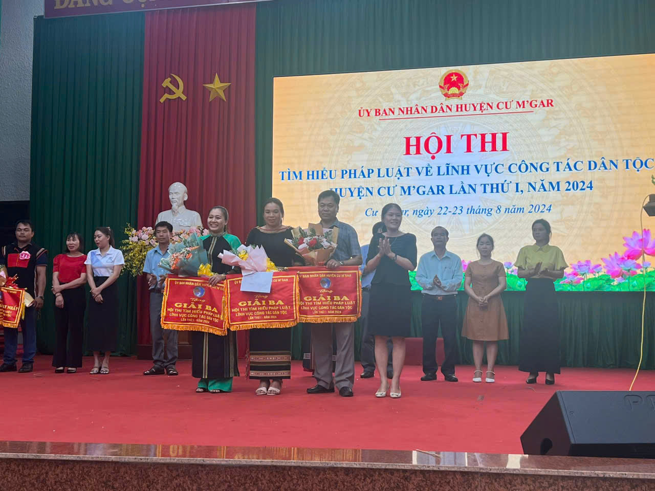 dân tộc 4